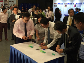 Dr Mohamad Maliki Bin Osman, Mr Naohiro Tsutsumi, and Mr Gerald Tang, PBM, writing their aspirations for the SISプレッジ Pureji Pledge Tree of Hope.