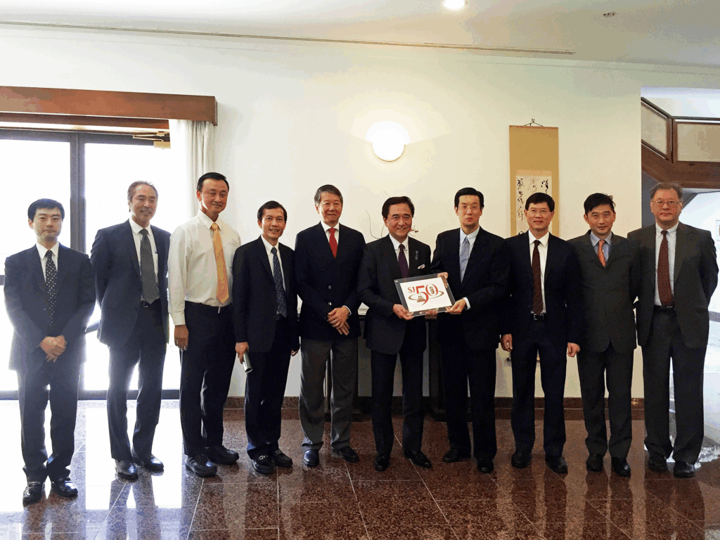 Group photo including Dr Tan Chin Nam, global business advisor to Kanagawa, and other experts from the Ministry of Health (MOH), Agency for Science, Technology and Research (A*STAR), National University of Singapore (NUS) and Duke-NUS Medical School.